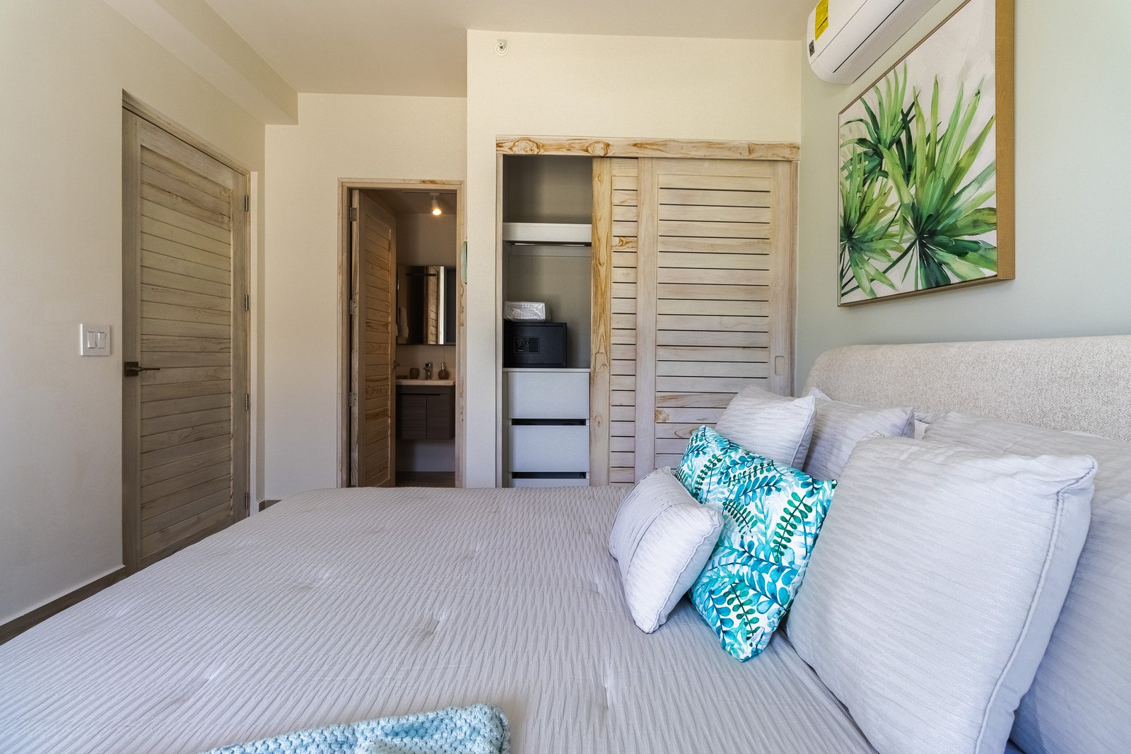 PrimaryBedroom_04
