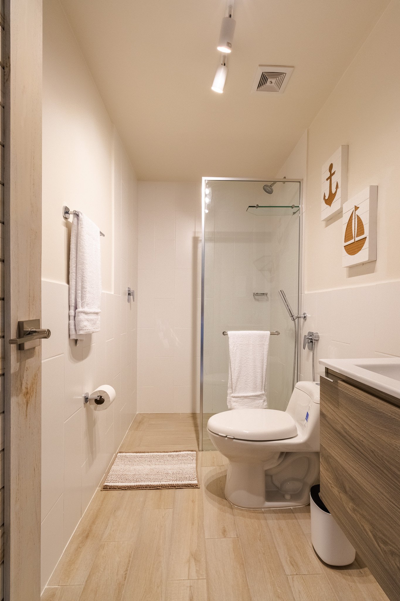 SecondaryBathroom_02